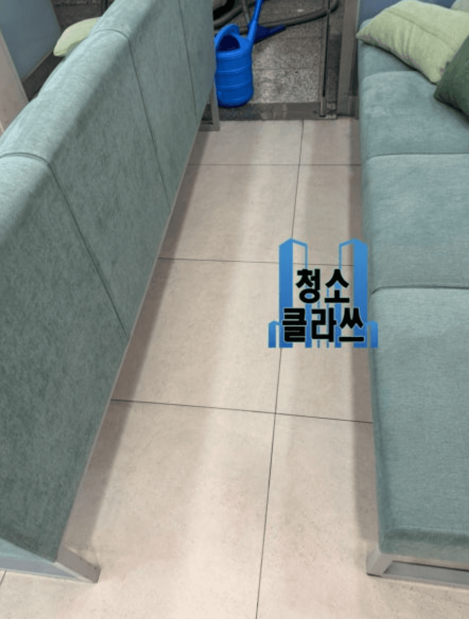 상가 바닥세정 사례, 넓은 공간은 나누어서 작업합니다.